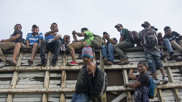 Caravana de migrantes hondurenhos atravessam o México na direção à fronteira dos EUA - Sputnik Brasil