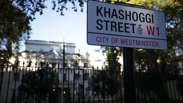 Placa 'Khashoggi Street' fora da embaixada da Arábia Saudita em Londres. - Sputnik Brasil