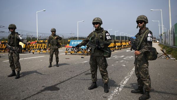 Soldados sul-coreanos montam guarda em um posto de controle na Ponte da Grande Unificação (foto de arquivo) - Sputnik Brasil