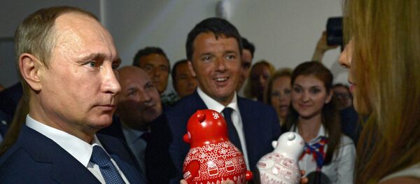 Presidente da Rússia Vladimir Putin e o primeiro-ministro da Itália Matteo Renzi visitam o pavilhão da Rússia durante a EXPO 2015, em Milão - Sputnik Brasil