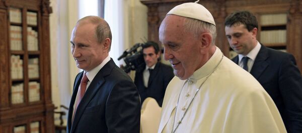 Vladimir Putin com o Papa Francisco no Vaticano - Sputnik Brasil