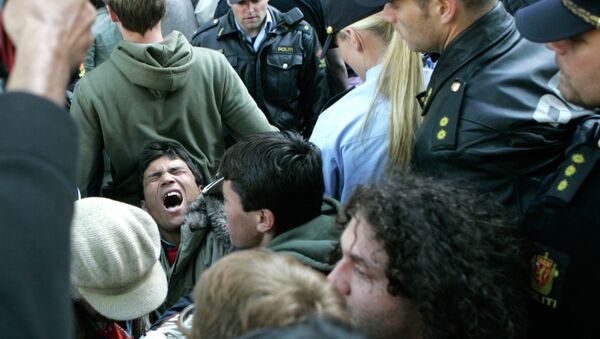 Junho de 2006: polícia norueguesa dispersa refugiados afegãos que acampavam em frente à Catedral de Oslo, em protesto contra a decisão do governo da Noruega de deportar 2 mil de seus compatriotas do país - Sputnik Brasil