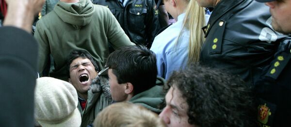 Junho de 2006: polícia norueguesa dispersa refugiados afegãos que acampavam em frente à Catedral de Oslo, em protesto contra a decisão do governo da Noruega de deportar 2 mil de seus compatriotas do país Junho de 2006: polícia norueguesa dispersa refugiados afegãos que acampavam em frente à Catedral de Oslo, em protesto contra a decisão do governo da Noruega de deportar 2 mil de seus compatriotas do país - Sputnik Brasil