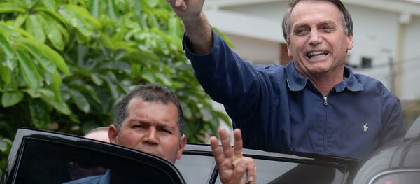 Jair Bolsonaro cumprimenta apoiadores na saída de sua casa, na Barra da Tijuca, zona oeste da capital fluminense - Sputnik Brasil