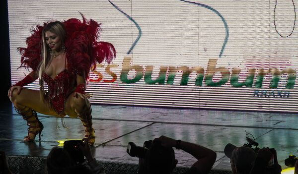 Uma candidata dançando no palco durante a apresentação do Miss Bumbum Brasil 2018 - Sputnik Brasil
