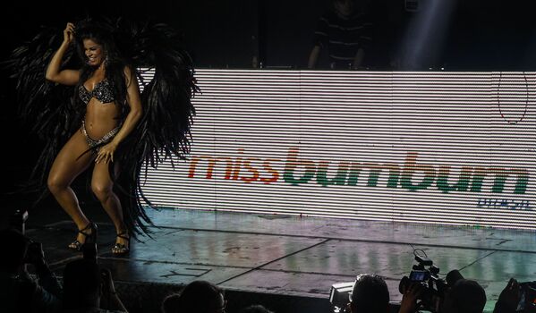 Uma candidata dança no palco durante a apresentação do concurso do Miss Bumbum 2018 - Sputnik Brasil