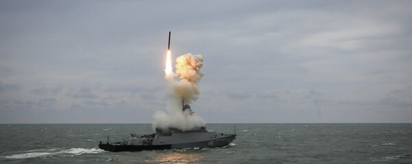 Navio de mísseis pequeno da Marinha russa Grad Sviyazhsk lança um míssil de cruzeiro Kalibr durante treinamentos da Flotilha do Mar Cáspio (arquivo) - Sputnik Brasil