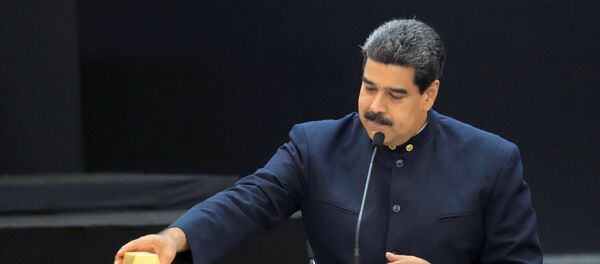 Presidente da Venezuela, Nicolás Maduro, toca barras de ouro enquanto fala durante reunião com ministros responsáveis pelo setor econômico no Palácio de Miraflores, em Caracas, Venezuela, 22 de março de 2018 Presidente da Venezuela, Nicolás Maduro, toca barras de ouro enquanto fala durante reunião com ministros responsáveis pelo setor econômico no Palácio de Miraflores, em Caracas, Venezuela, 22 de março de 2018 - Sputnik Brasil