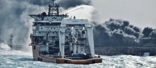 Petroleiro iraniano Sanchi em chamas, janeiro de 2018 - Sputnik Brasil