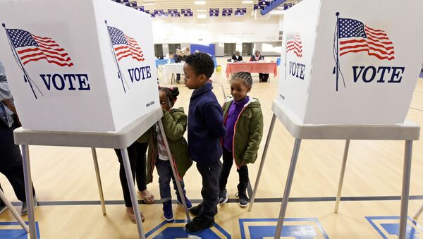 Crianças acompanham a mãe em a votação durante a eleição geral dos EUA em Greenville, Carolina do Norte, EUA, em 8 de novembro de 2016 (foto de arquivo). - Sputnik Brasil