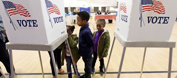 Crianças acompanham a mãe em a votação durante a eleição geral dos EUA em Greenville, Carolina do Norte, EUA, em 8 de novembro de 2016 (foto de arquivo). Crianças acompanham a mãe em a votação durante a eleição geral dos EUA em Greenville, Carolina do Norte, EUA, em 8 de novembro de 2016 (foto de arquivo). - Sputnik Brasil