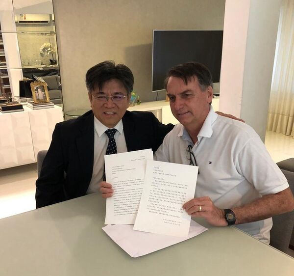 O embaixador da China no Brasil, Li Jinzhang (à esquerda) e o presidente eleito do Brasil, Jair Bolsonaro (à direita). - Sputnik Brasil