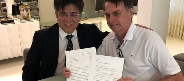 O embaixador da China no Brasil, Li Jinzhang (à esquerda) e o presidente eleito do Brasil, Jair Bolsonaro (à direita). O embaixador da China no Brasil, Li Jinzhang (à esquerda) e o presidente eleito do Brasil, Jair Bolsonaro (à direita). - Sputnik Brasil