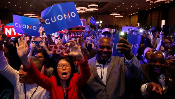 Eleitores à notícia de que o governador democrata de Nova York, Andrew Cuomo, foi reeleito nas eleições de meio-mandato realizadas nos EUA. - Sputnik Brasil