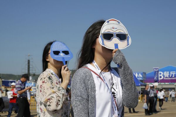 Visitantes na Exposição Internacional de Aviação & Aeroespacial da China 2018 - Sputnik Brasil