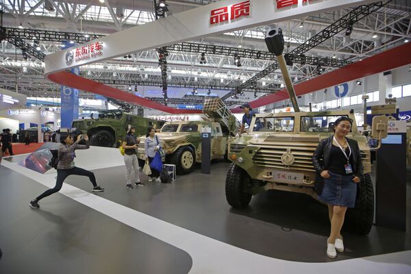 Visitantes tiram fotos junto a equipamentos militares na Exposição Internacional de Aviação & Aeroespacial da China 2018 - Sputnik Brasil