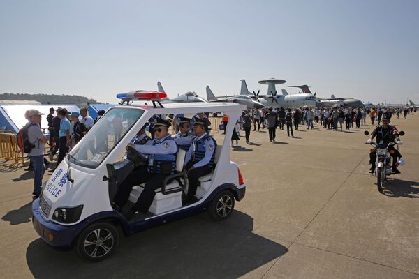 Patrulha policial na Exposição Internacional de Aviação & Aeroespacial da China 2018 - Sputnik Brasil