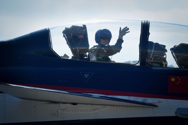 Pilota do Exército Popular de Libertação na cabine do caça J-10 na Exposição Internacional de Aviação & Aeroespacial da China 2018 - Sputnik Brasil