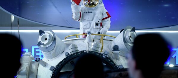 Manequim de astronauta no topo da réplica parcial da estação espacial chinesa no salão aeroespacial Airshow China 2018 - Sputnik Brasil