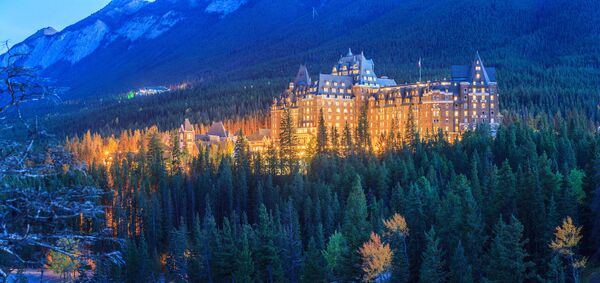 O hotel Fairmont Banff Spring, no Canadá, foi inaugurado ainda no século XIX e desde então está rodeado de lendas ligadas com fantasmas. A maior fama tem o sétimo andar do prédio, onde se encontra o suposto quarto tapado. - Sputnik Brasil