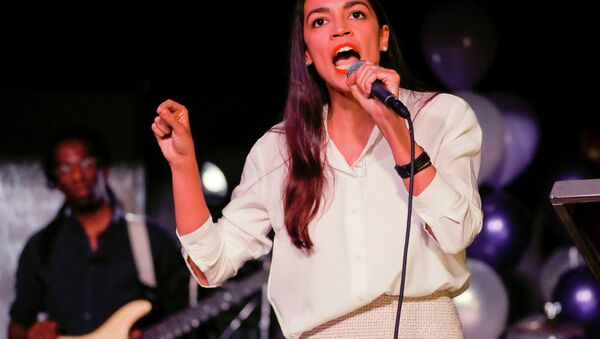 Alexandria Ocasio-Cortez discursa após ser eleita. - Sputnik Brasil