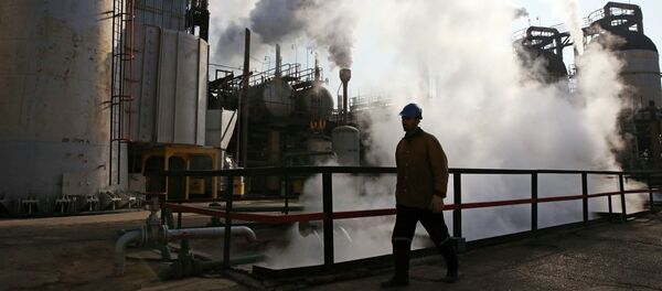 Um operário entra na refinaria de petróleo de Teerã, ao sul da capital. - Sputnik Brasil