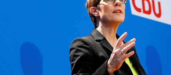 A correligionária da chanceler Angela Merkel, Annegret Kramp-Karrenbauer, discursa em coletiva de imprensa para promover sua candidatura à liderança da CDU. - Sputnik Brasil