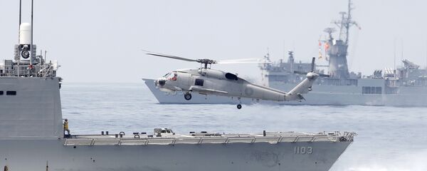 Helicóptero S70 da Marinha de Taiwan decola de uma fragata da classe Perry durante treinamentos na estação naval de Suao, no condado de Yilan, nordeste de Taiwan, em 13 de abril de 2018 - Sputnik Brasil
