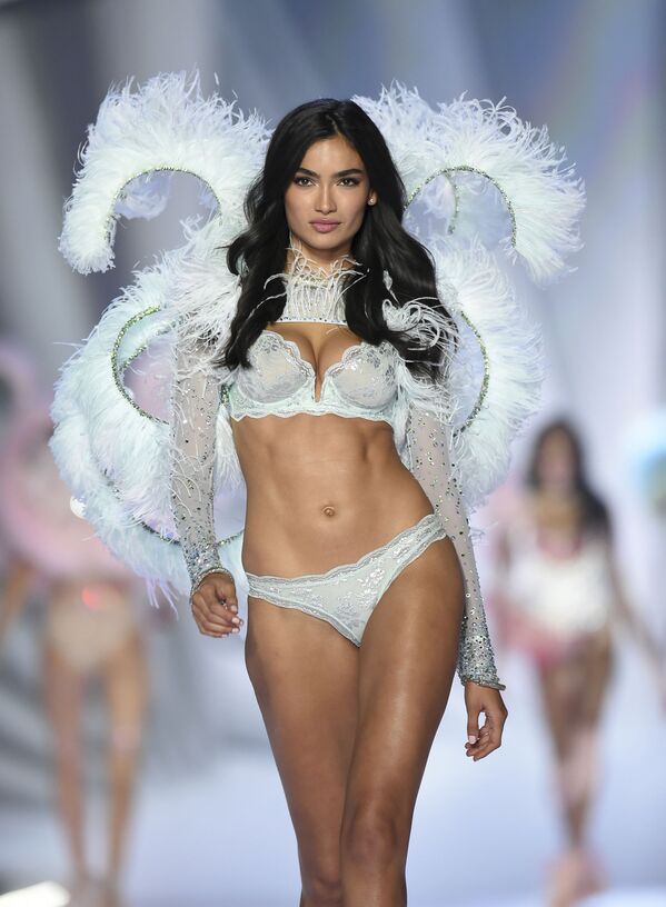 Anjinha da Victoria's Secret, Kelly Gale, durante o desfile de moda da marca renomada de lingerie em Nova York - Sputnik Brasil