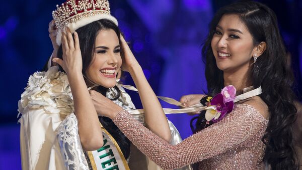 Miss Venezuela, Mariem Claret Velazco Garcia, recebe a coroa da vencedora anterior, Kevin Lilliana, durante o concurso Miss Beleza Internacional 2018, em Tóquio, em 9 de novembro de 2018 - Sputnik Brasil