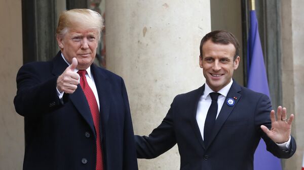 Presidente francês Emmanuel Macron, à direita, e presidente americano Donald Trump - Sputnik Brasil