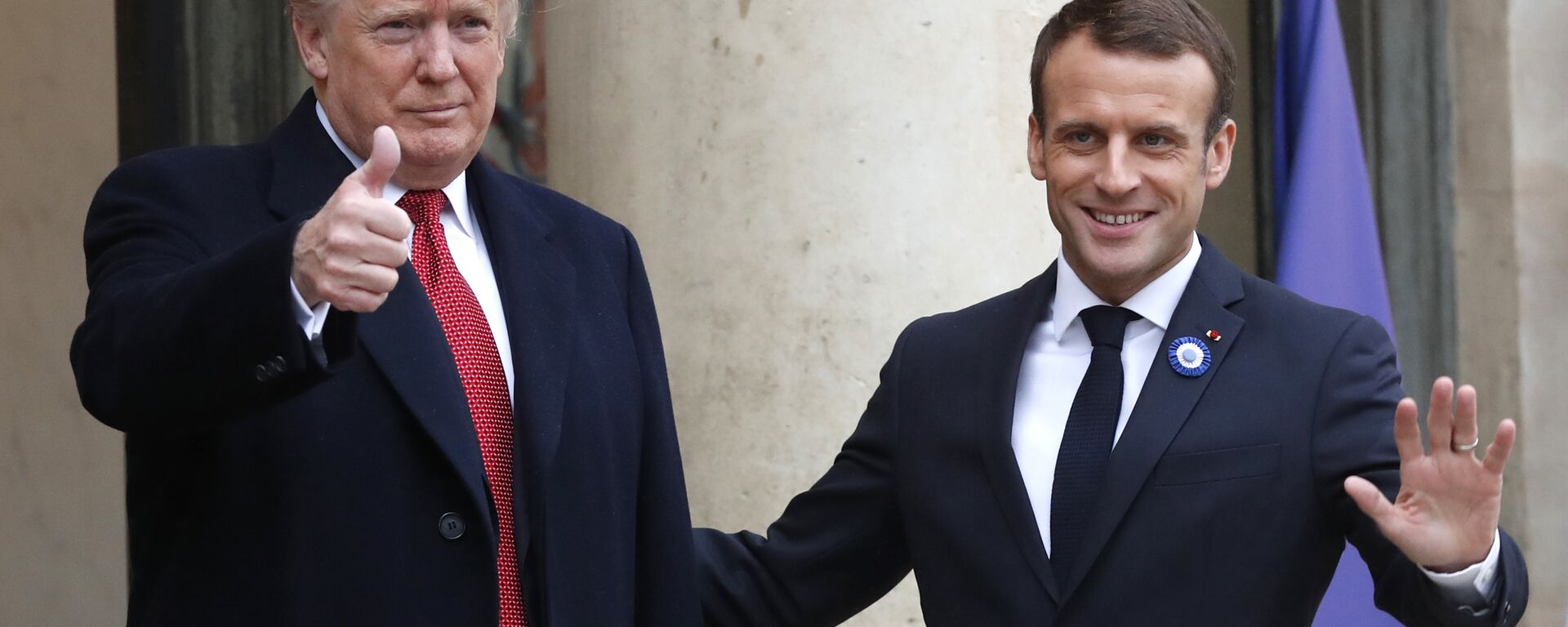 Presidente francês Emmanuel Macron, à direita, e presidente americano Donald Trump - Sputnik Brasil, 1920, 13.07.2025