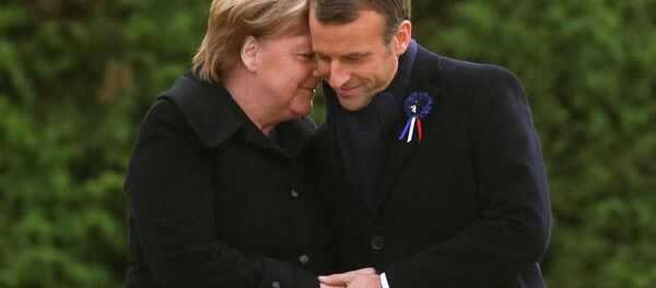 O presidente da França, Emmanuel Macron, e a chanceler da Alemanha, Angela Merkel, participaram da inauguração de uma placa para a reconciliação entre os dois países. - Sputnik Brasil