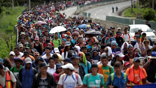 Caravana de migrantes da América Central se dirige para a fronteira entre o México e os EUA - Sputnik Brasil