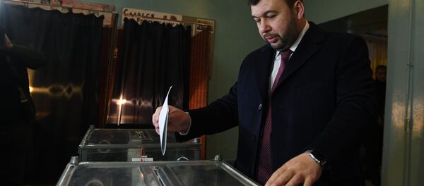 O líder interino da autoproclamada República Popular de Donetsk (RPD), Denis Pushilin, vota durante as eleições na República - Sputnik Brasil