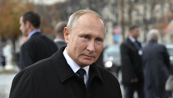 Vladimir Putin, presidente da Rússia, participa dos eventos comemorativos ao 100º aniversário do armistício na Primeira Guerra Mundial, em Paris, em 11 de novembro de 2018 - Sputnik Brasil