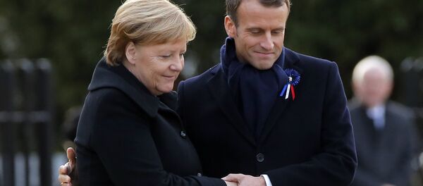 O presidente da França, Emmanuel Macron, e a chanceler da Alemanha, Angela Merkel, participaram da inauguração de uma placa para a reconciliação entre os dois países. O presidente da França, Emmanuel Macron, e a chanceler da Alemanha, Angela Merkel, participaram da inauguração de uma placa para a reconciliação entre os dois países. - Sputnik Brasil