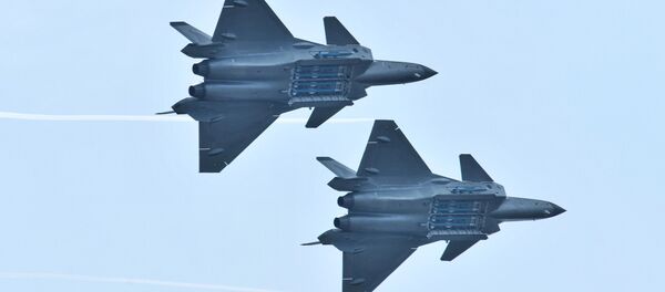 Caça chinês J-20 realiza manobras com compartimento de armas aberto durante o Airshow China 2018 - Sputnik Brasil