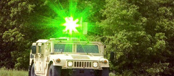 Laser instalado a um veículo militar (imagem ilustrativa) Laser instalado a um veículo militar (imagem ilustrativa) - Sputnik Brasil