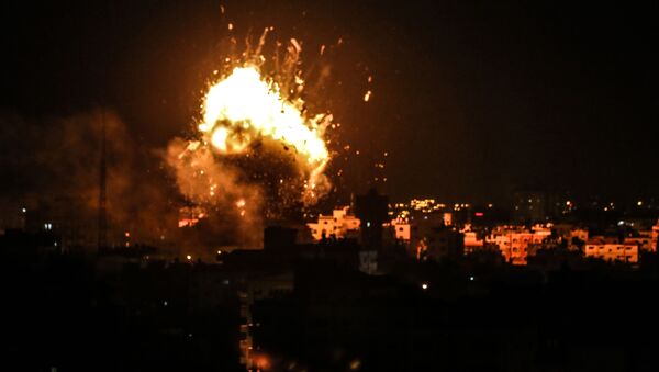 Ataque israelense com mísseis à Faixa de Gaza - Sputnik Brasil