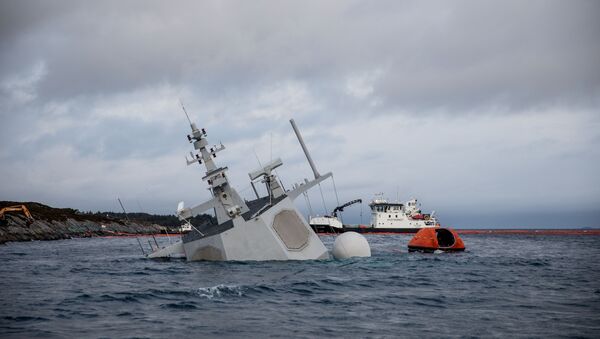 Fragata KMN Helge Ingstad da Marinha da Noruega afundada após colisão com um petroleiro junto à costa norueguesa, 13 de novembro de 2018 - Sputnik Brasil