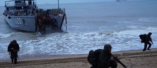 Fuzileiros navais desembarcam na praia e Itaoca (ES) durante a Operação Atlântico - Sputnik Brasil