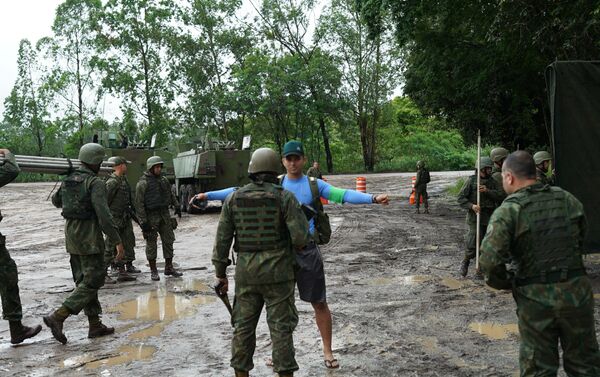 Militar disfarçado de civil é revistado antes de ser resgatado durante a Operação Atlântico - Sputnik Brasil