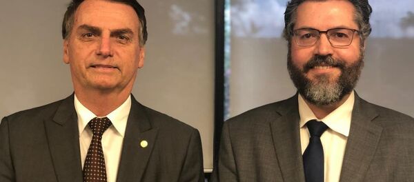 O presidente eleito Jair Bolsonaro (PSL) posa ao lado de seu futuro ministro das Relações Exteriores, o embaixador Ernesto Araújo. O presidente eleito Jair Bolsonaro (PSL) posa ao lado de seu futuro ministro das Relações Exteriores, o embaixador Ernesto Araújo. - Sputnik Brasil
