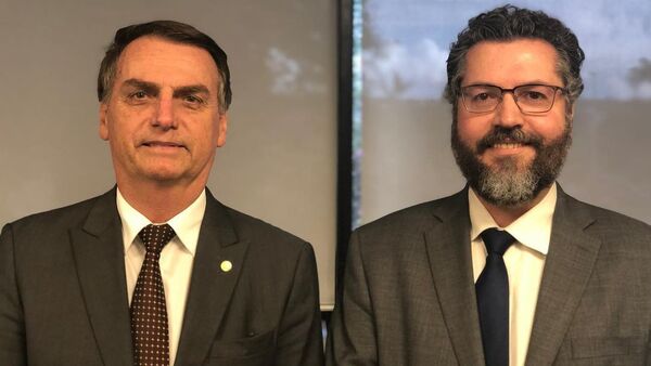 O presidente eleito Jair Bolsonaro (PSL) posa ao lado de seu futuro ministro das Relações Exteriores, o embaixador Ernesto Araújo. - Sputnik Brasil