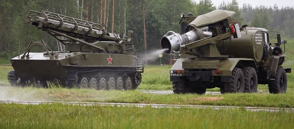 Veículo de tratamento térmico TMS-65U efetua descontaminação de carro de combate - Sputnik Brasil