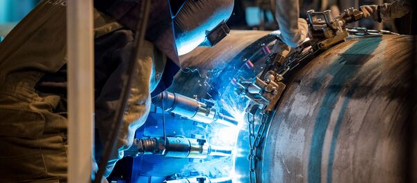 Trabalhador soldando tubos do gasoduto TurkStream (imagem de arquivo) - Sputnik Brasil