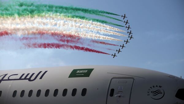 Grupo de voo Frecce Tricolori, da Força Aérea italiana, faz demonstrações acrobáticas durante Show Aéreo Internacional Bahrein 2018, 14 de novembro de 2018 - Sputnik Brasil