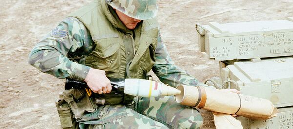 Soldado norte-americano com bomba de fósforo (foto de arquivo) - Sputnik Brasil