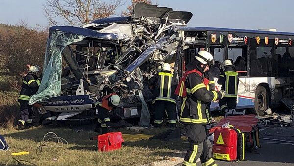 Bombeiros ao lado de dois ônibus que colidiram na cidade de Ammendorf, próximo de Fuerth, na Alemanha. - Sputnik Brasil